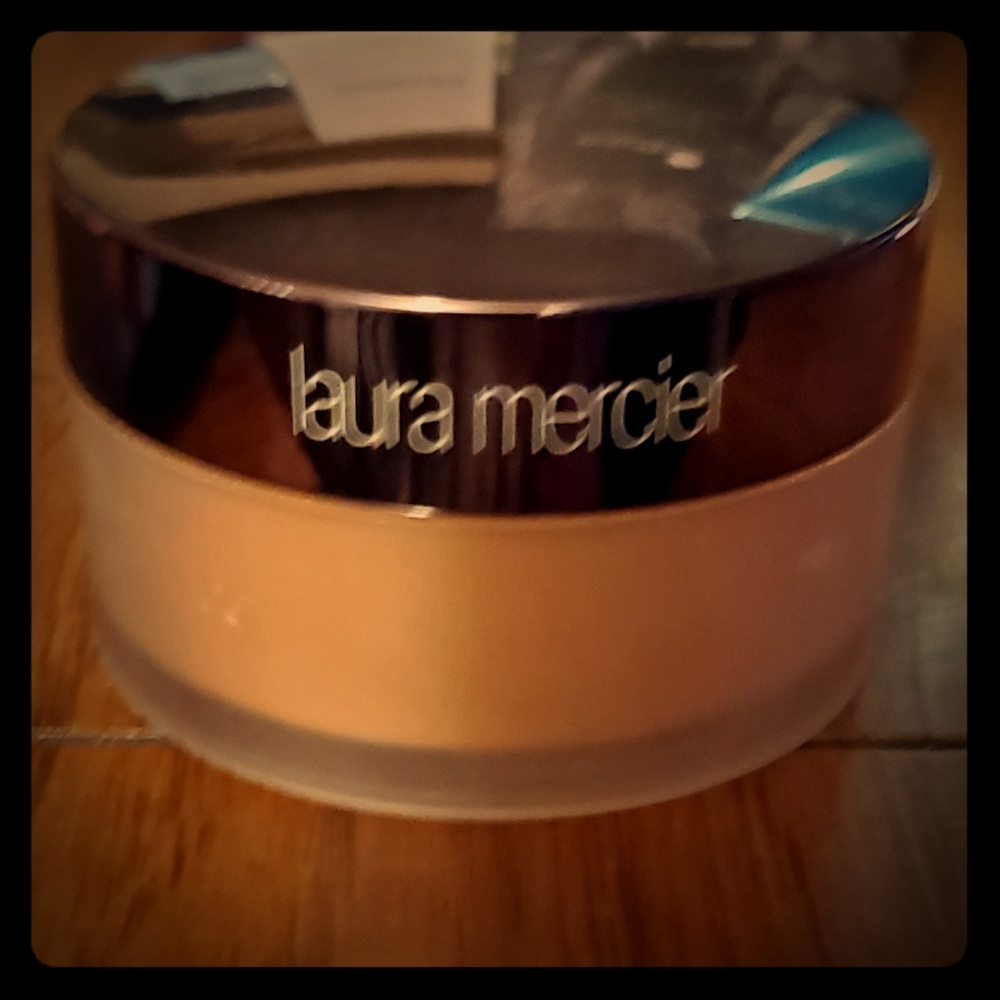 Laura Mercier setting powder (Glow)